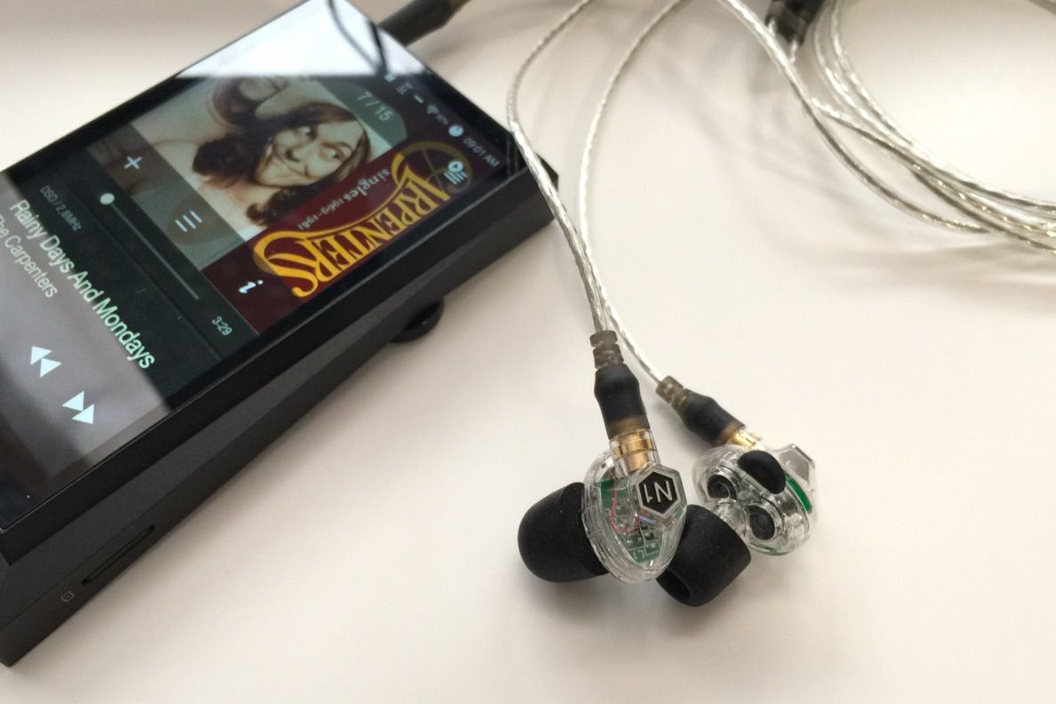 低音だけじゃない。ボーカルが引き立つ印象的な2DDイヤホン