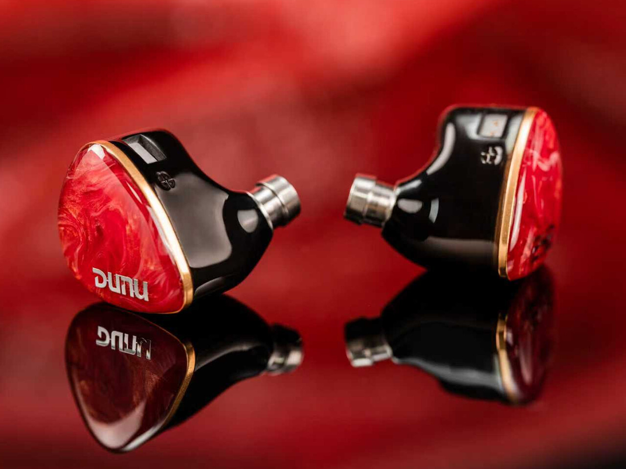 DUNU DN242」 2DD+4BA+2Planarの5Way構成に鮮やかなデザイン。最新の