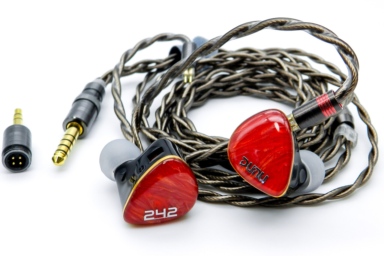 DUNU DN242」 2DD+4BA+2Planarの5Way構成に鮮やかなデザイン。最新の