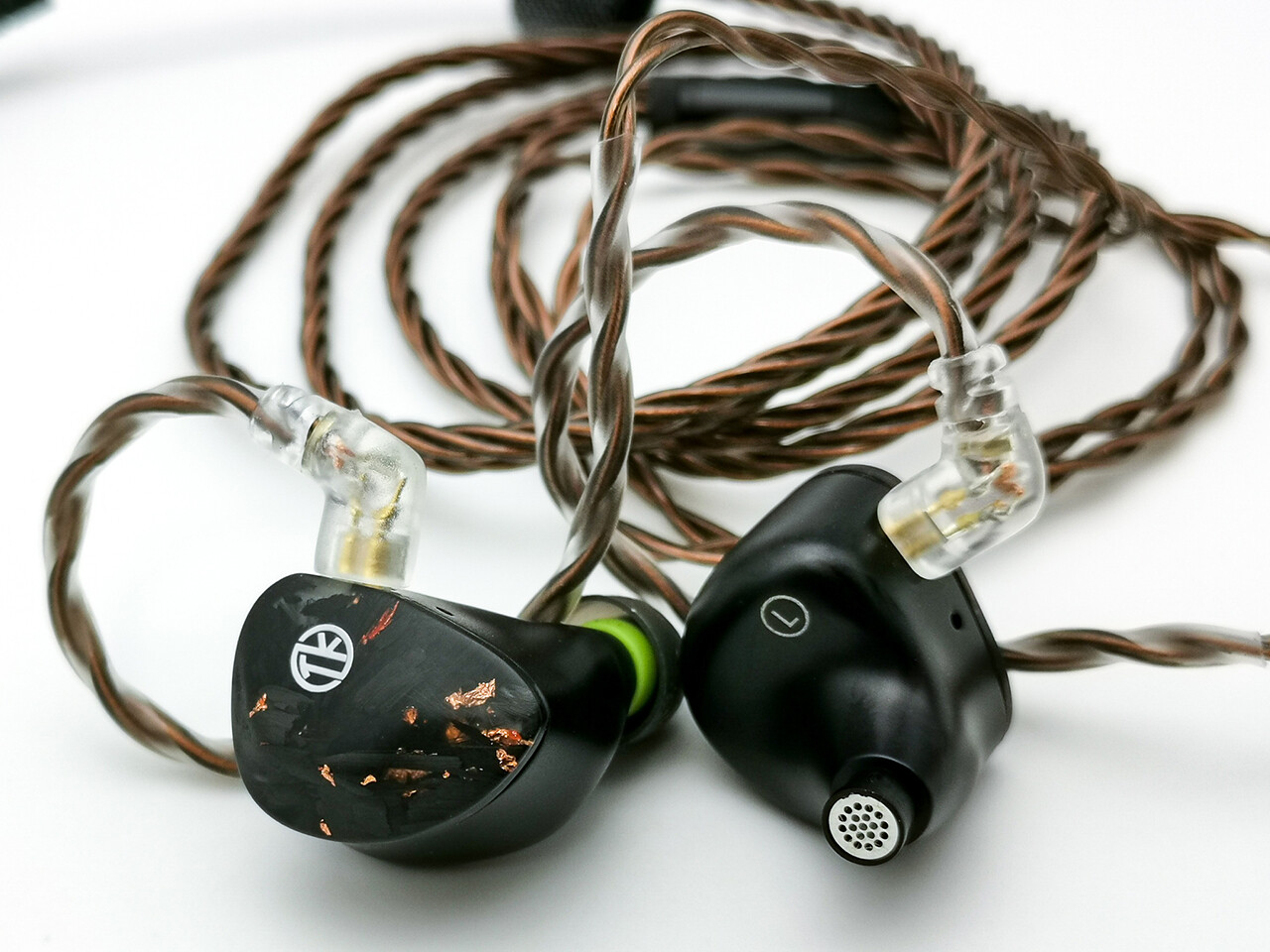 TINGKER H16」 200ドル級、金属ハウジングの8BA構成。独自BAを TINGKER H16」 200ドル級、金属ハウジングの8BA構成。独自BAを