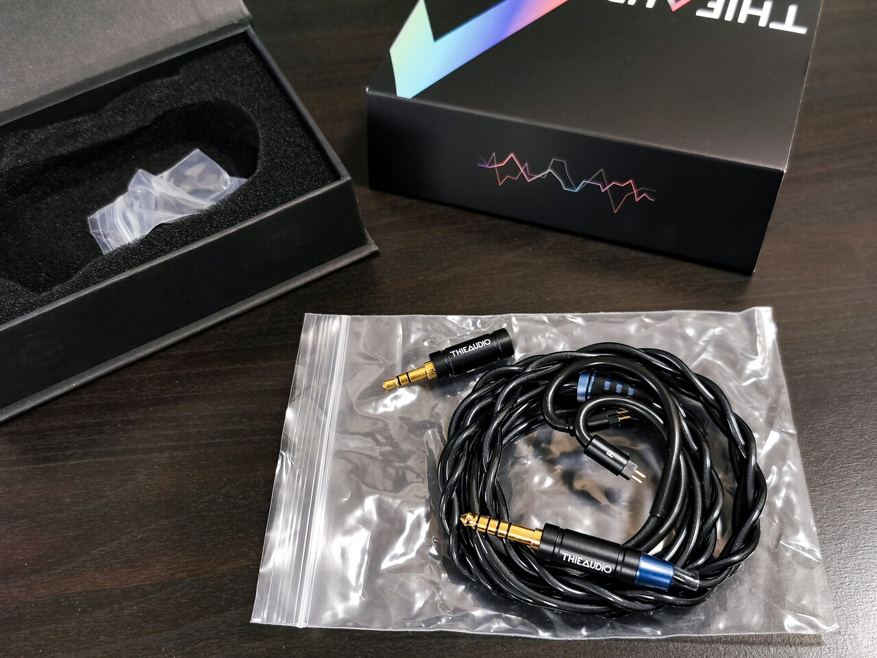 THIEAUDIO EliteNoir」 銀メッキ 5N / 4N LC-OFCケーブル ／ ミドル