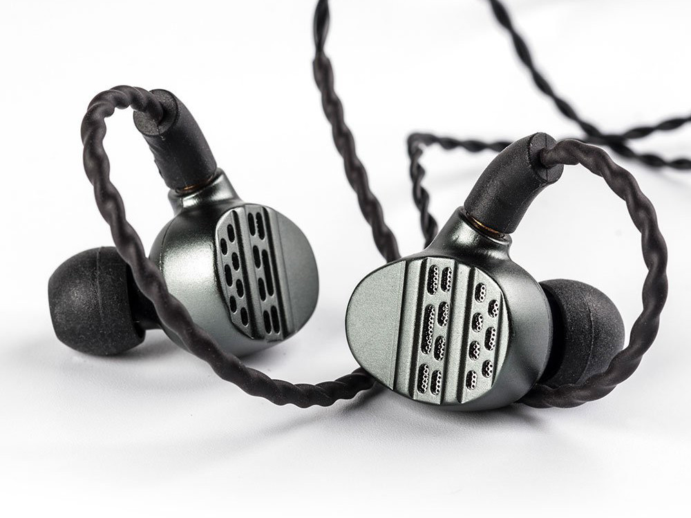 KB EAR Hi7」 6BA+1DD構成ながらボーカル帯域スッキリ目の聴き