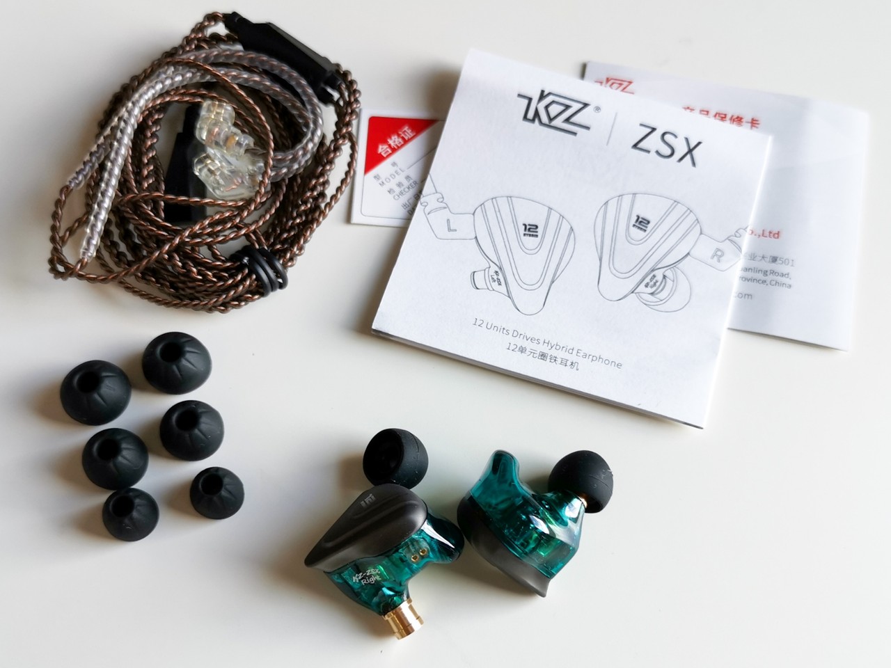 KZ ZSX」 5BA+1DD構成で新しいシェルデザインを採用。KZらしさと同時に
