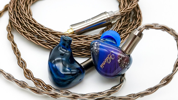 【超美品】QoA Adonis New イヤホン Queen of Audio QoA Adonis New レビュー | 迫力・グルーヴ感が楽しめるイヤホン