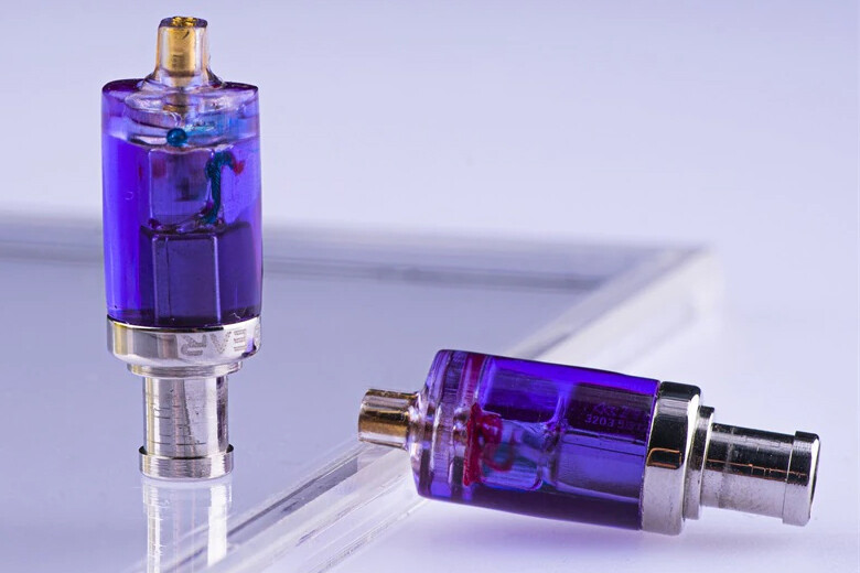 KBEAR NEON」 カラフルデザインにKnowles製ED-29689を搭載した