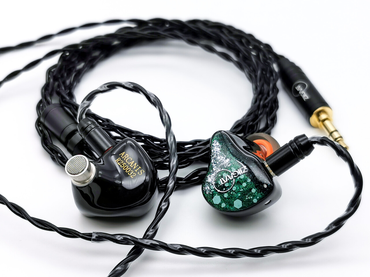 ZiiGaat Arcanis」 Knowles製BAをふんだんに使用し、低域に ZiiGaat Arcanis」 Knowles製BAをふんだんに使用し、低域に