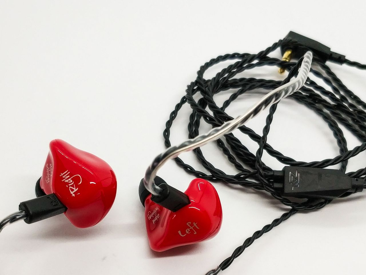 KZ ZS4」 抜群の装着感覚と明瞭なサウンドは健在。ZS3から正統進化した