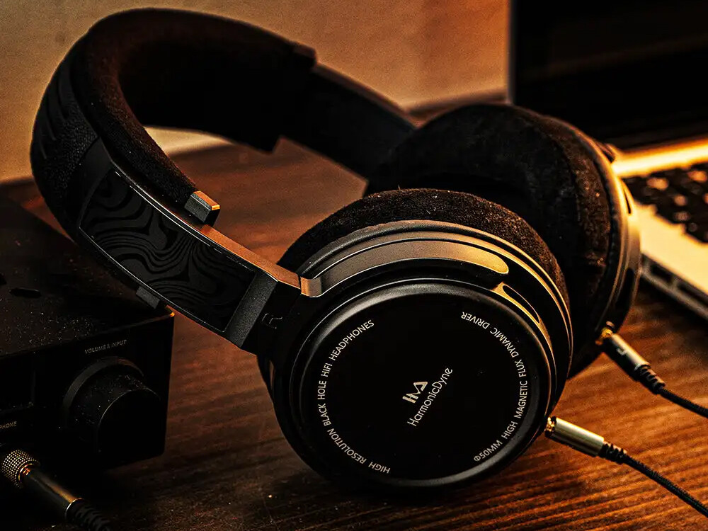 HarmonicDyne Black Hole」 50mmドライバーとセミオープン構造