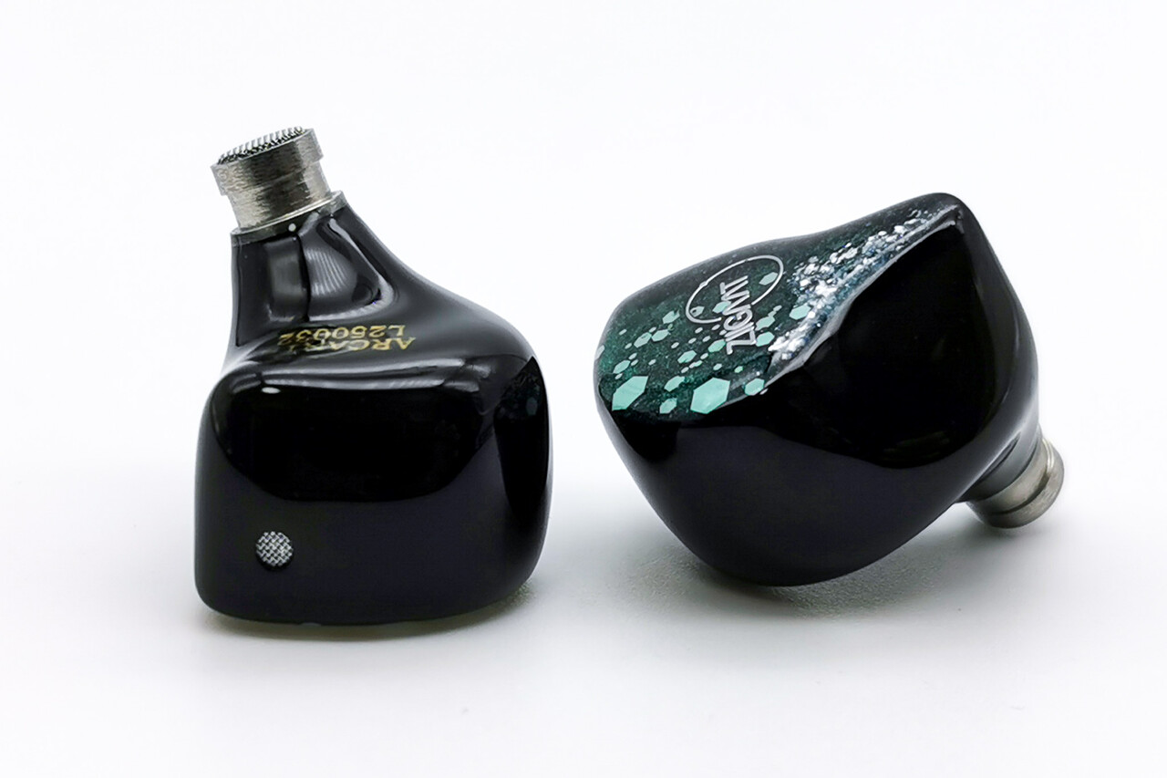 ZiiGaat Arcanis」 Knowles製BAをふんだんに使用し、低域に