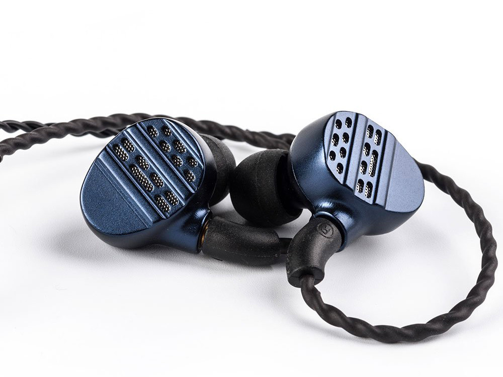 ヘッドフォン+イヤフォン KBEAR Hi7 KB EAR Hi7」 6BA+1DD構成ながらボーカル帯域スッキリ目の聴きやすさが