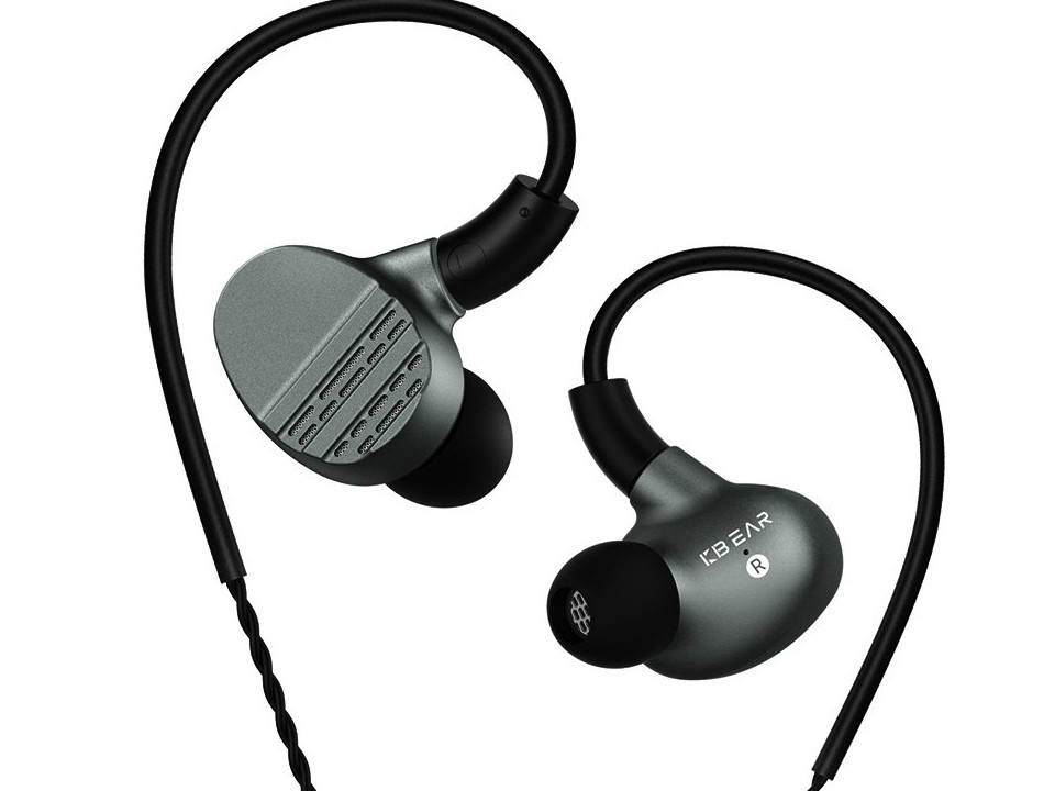 KB EAR Hi7」 6BA+1DD構成ながらボーカル帯域スッキリ目の聴きやすさが