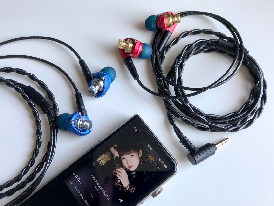 Acoustune「HS1004」「HS1005」レビュー 〜音のシャワーを浴びる