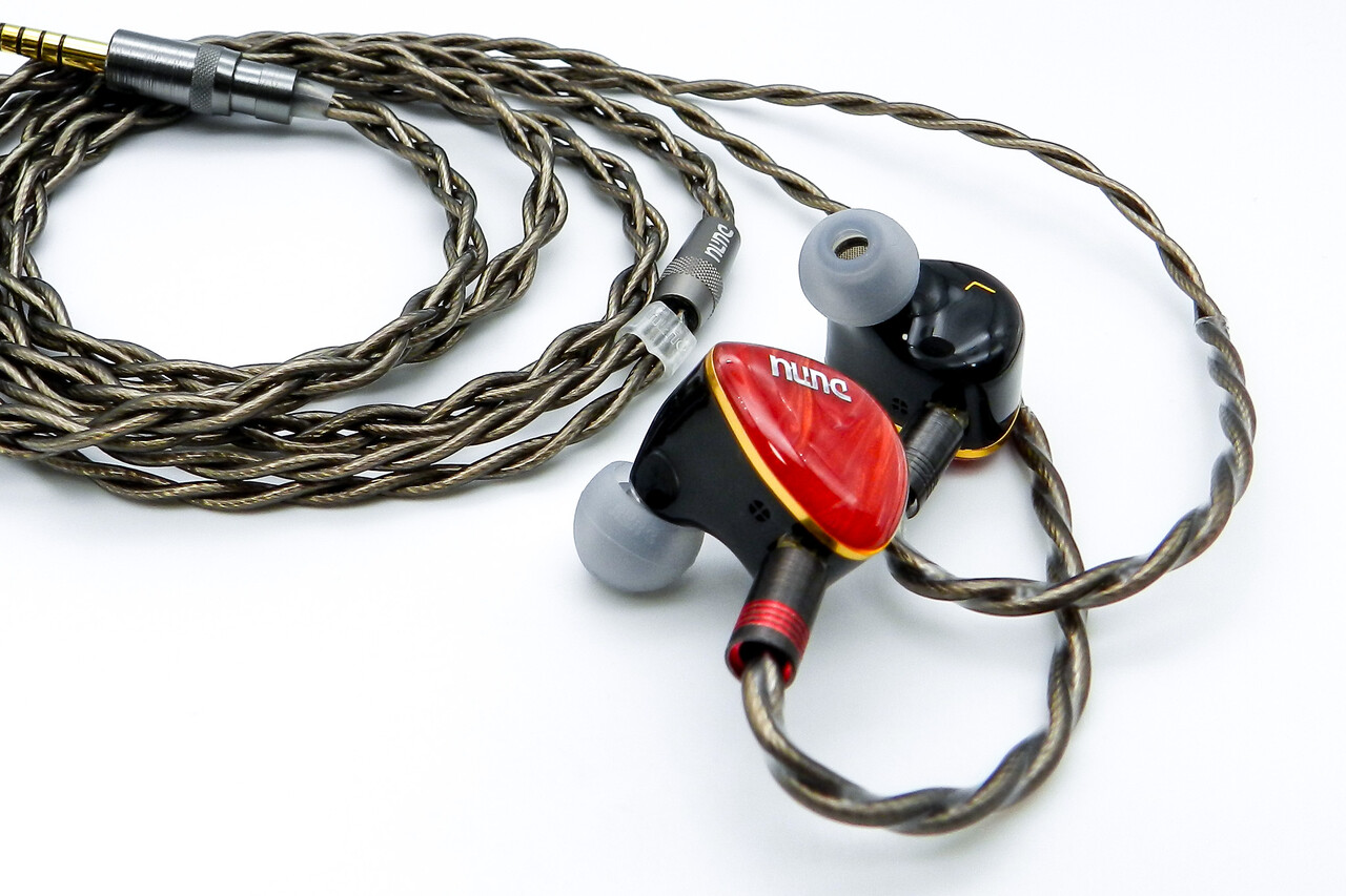 DUNU DN242」 2DD+4BA+2Planarの5Way構成に鮮やかなデザイン。最新の