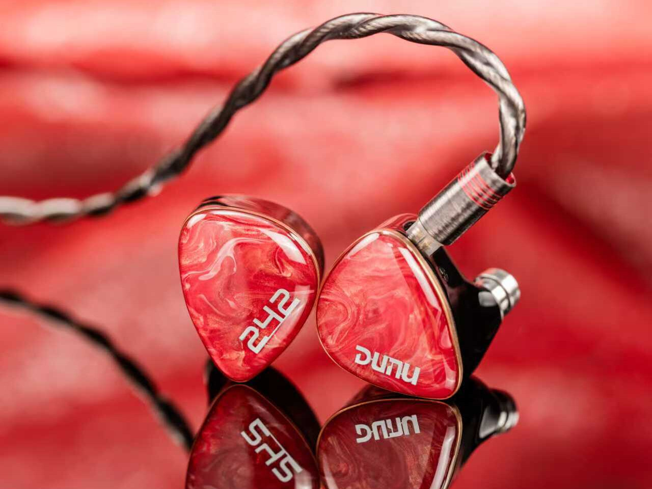 DUNU DN242」 2DD+4BA+2Planarの5Way構成に鮮やかなデザイン。最新の