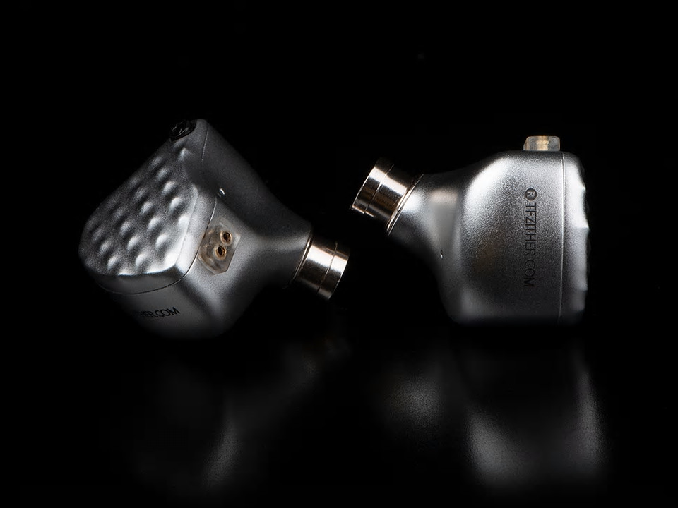 TFZ SERIES 7」 4BA+1DDの同社初ハイブリッド仕様によるパワフル