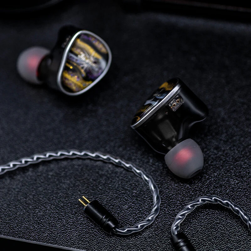 Kiwi Ears Étude」 1DD+3BAに振動トランスデューサー「KVT」搭載