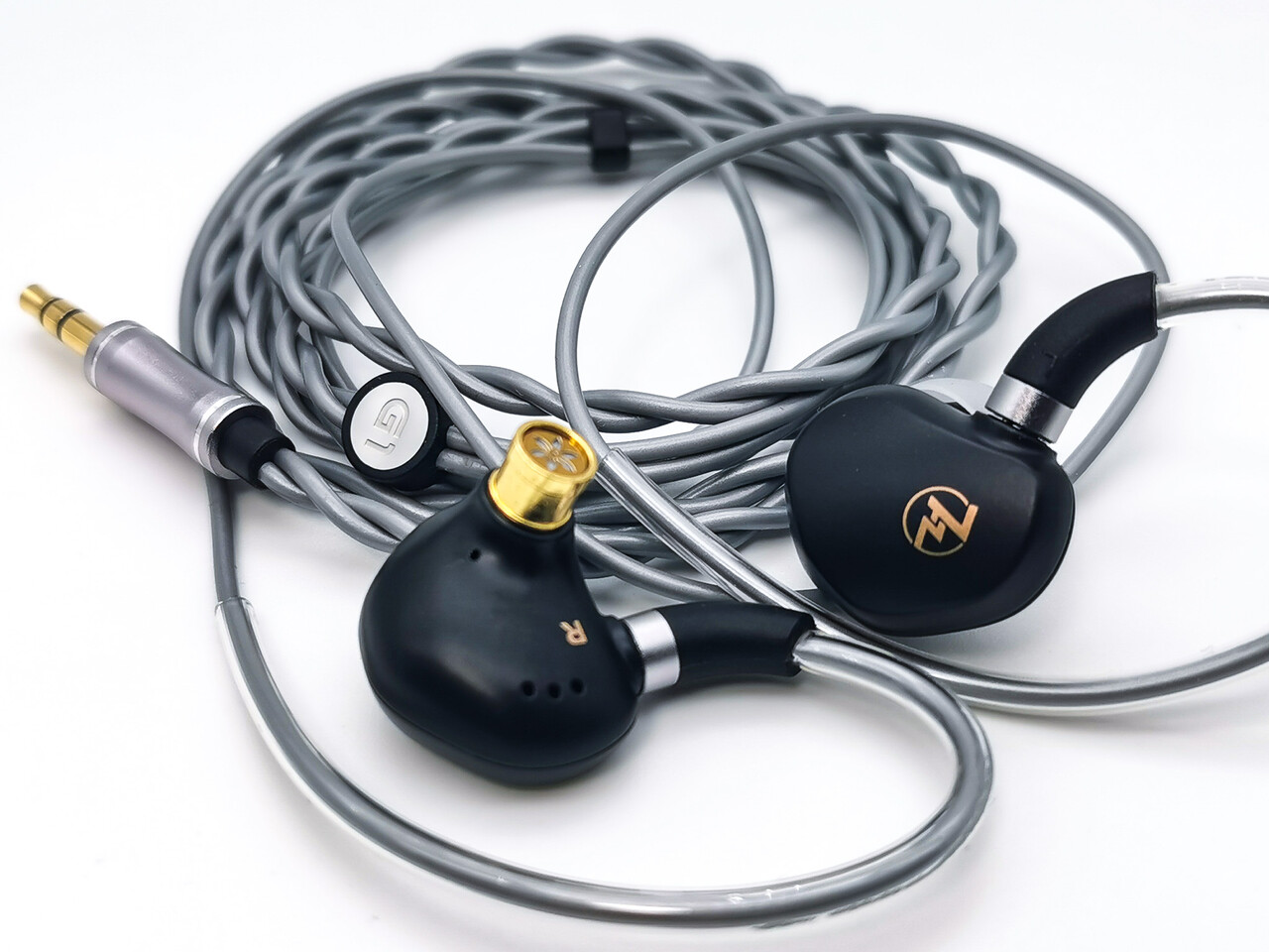 7HZ G1」 DLC振動板の高性能ドライバー搭載。入念な調整によりバランス