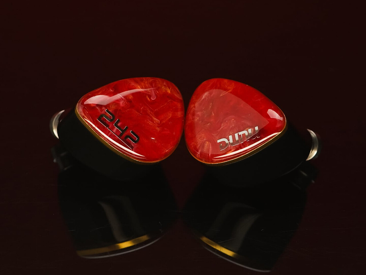 DUNU DN242」 2DD+4BA+2Planarの5Way構成に鮮やかなデザイン。最新の