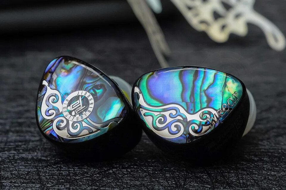 【美品】Juzear Butterfly 61T（定価33,341円） JUZEAR Butterfly 61T」 美しいシェルにKnowles製BAとCCP振動板