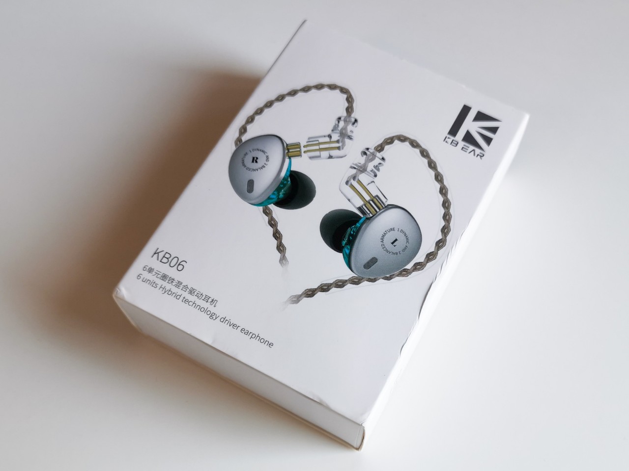 KB EAR KB06」 2BA+1DDとは思えないコンパクトデザインにボーカルが