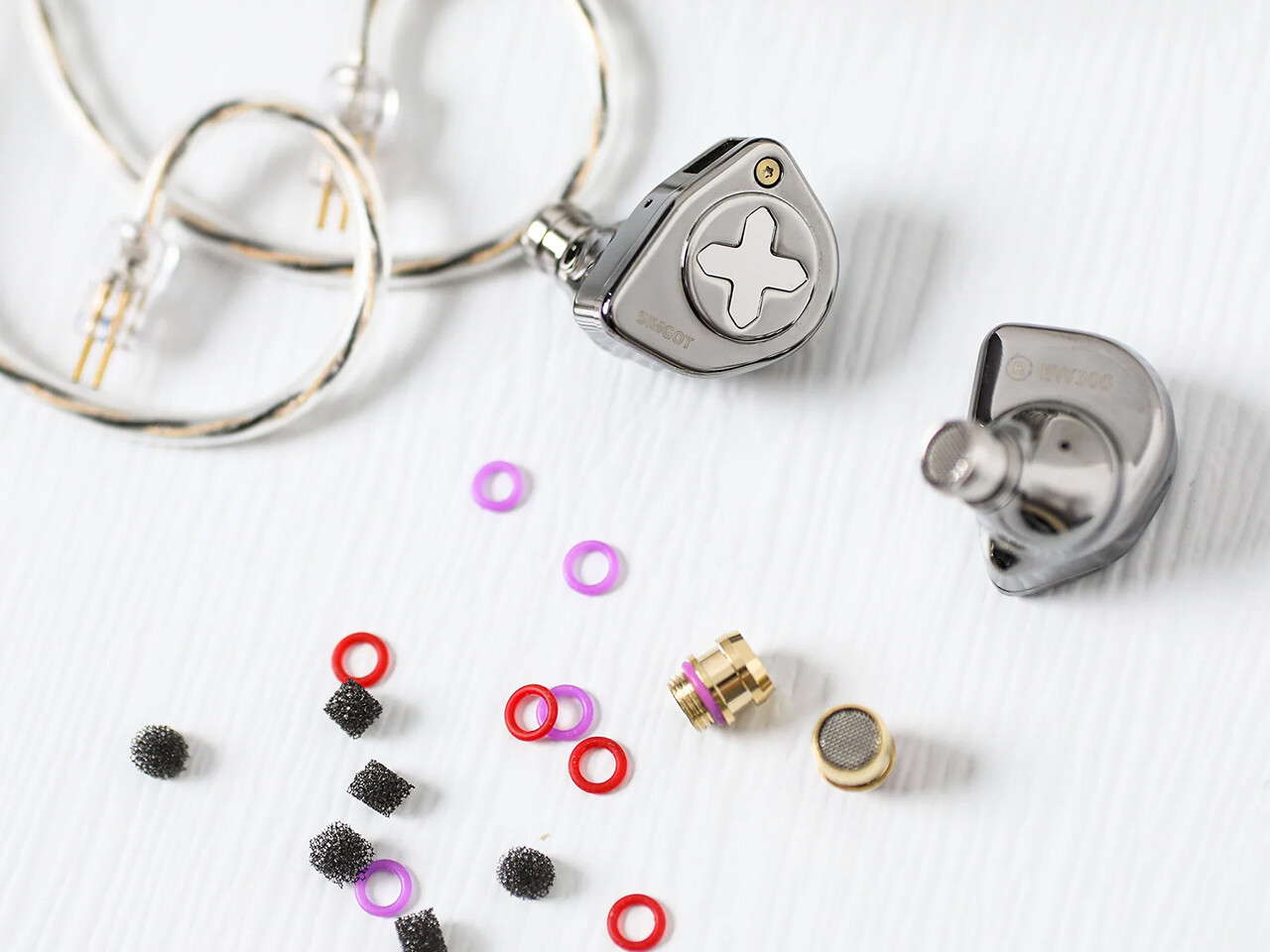 SIMGOT EW300 (標準版)」 1DD+1Planar+1PZT構成でU70ドル～の価格設定