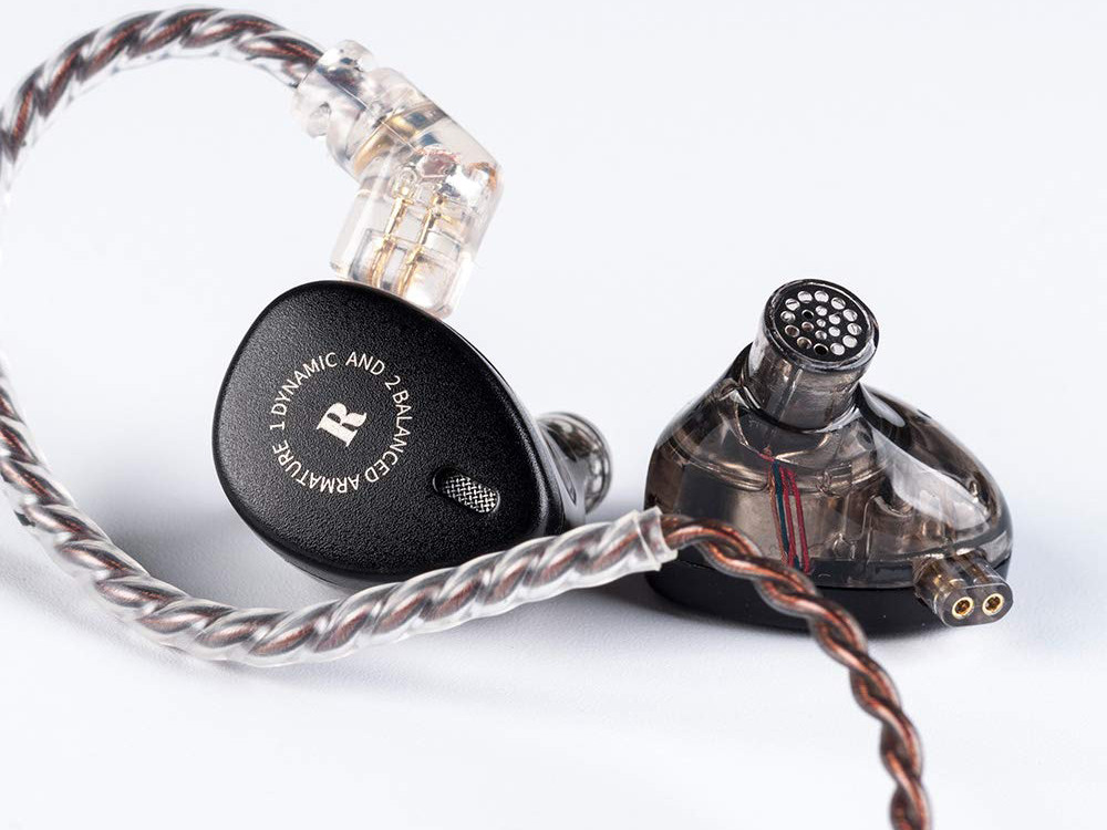 KB EAR KB06」 2BA+1DDとは思えないコンパクトデザインに