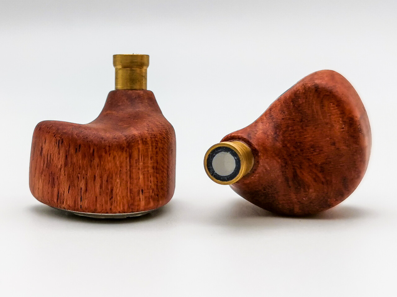 Astrotec Phoenix」 2静電＋ダイナミック構成と天然木材シェルが奏でる