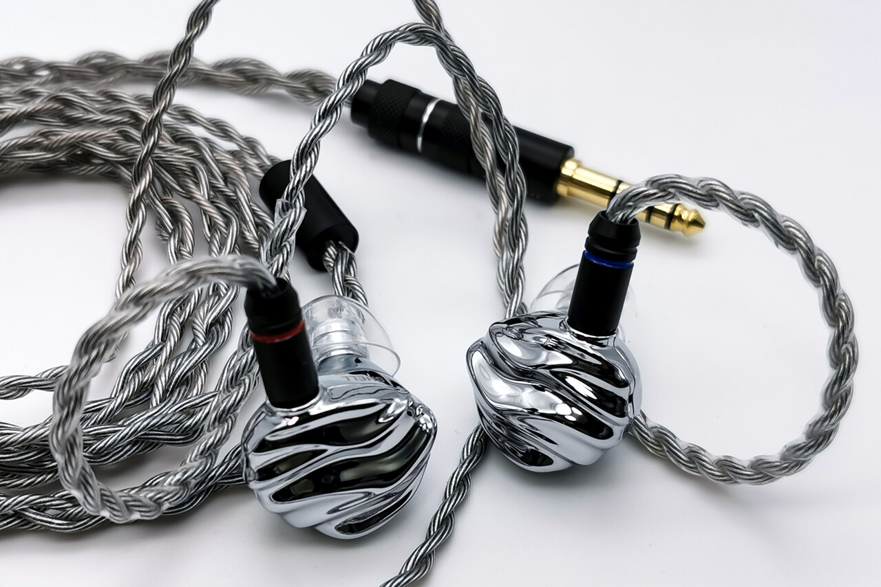 TRN SHELL」 3種類のダイナミックドライバーと平面駆動ユニットによる