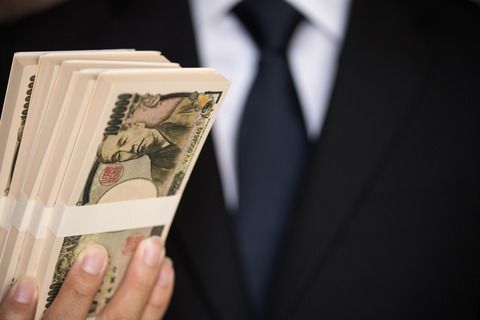 アホ金持ち「お金…たくさん…（ﾆﾁｬｧ）」ワイ「日本銀行券だぞ」