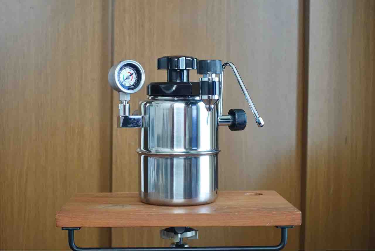 キャンプでカフェラテ！?直火式エスプレッソ機「ベルマン CX-25P