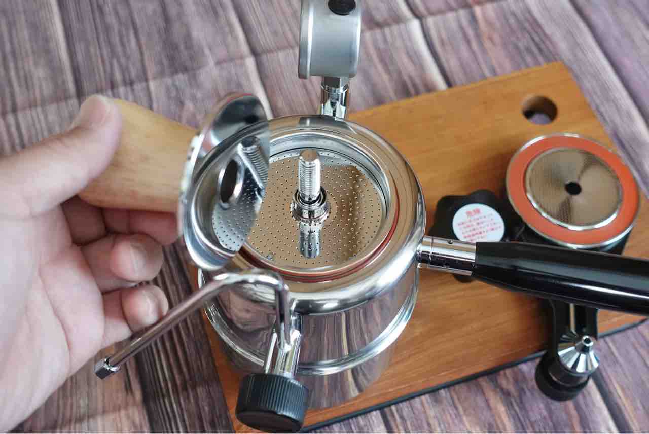 キャンプでカフェラテ！?直火式エスプレッソ機「ベルマン CX-25P