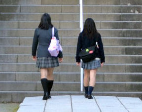 女子高生のスカート下にタブレット端末を差し入れた疑いで会社員を逮捕 福岡県 Root News