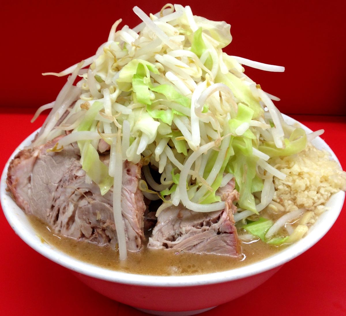 ラーメン二郎、店内だけじゃなく店外の人までイヤホン禁止を通告「待ってる間音楽きくな！」