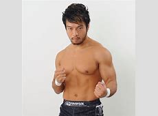 【まさかの“茶攻撃”】プロレスラーKENTA、入場中に女性ファンからウーロン茶ぶっかけ被害！