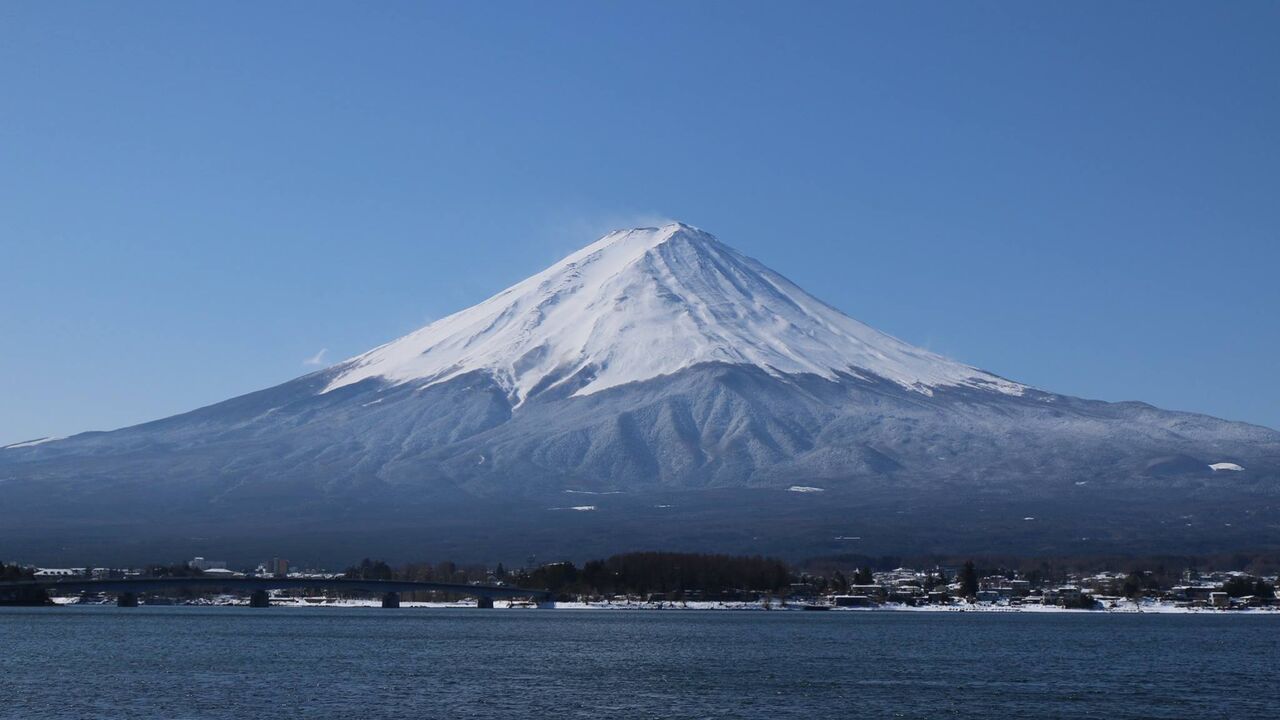 【悲報】日本人、バカだった… 「コンビニの後ろに映る富士山見せないように隠します！」→別のスポットに殺到w