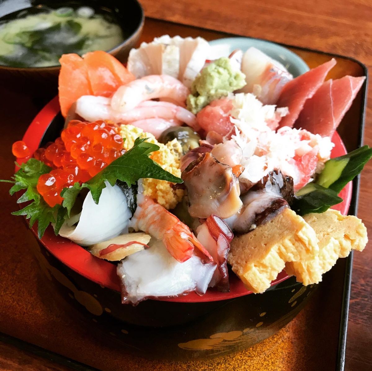 【悲報】自民議員（新潟）「推しメシ、佐渡島の海鮮丼」共産市議（愛知）「こんな高級そうなやつ庶民は食べられん」