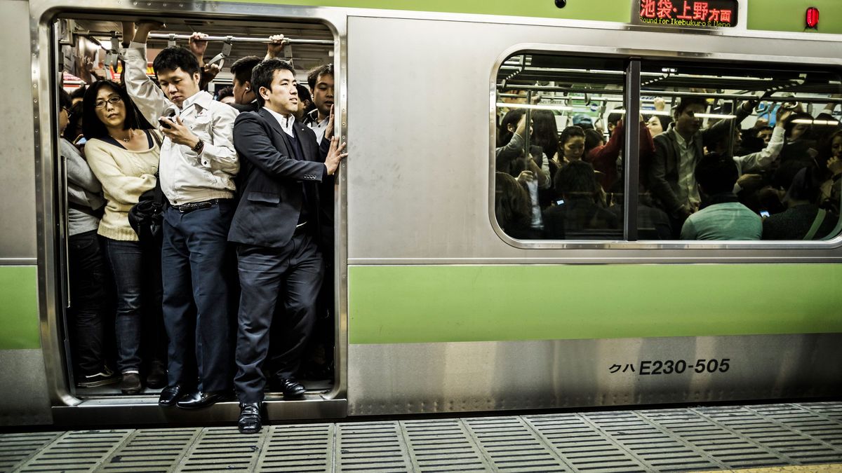 【復活】コロナ終焉で東京の満員電車復活！リモートやめる企業続出！もう誰にも止められない人口過密！