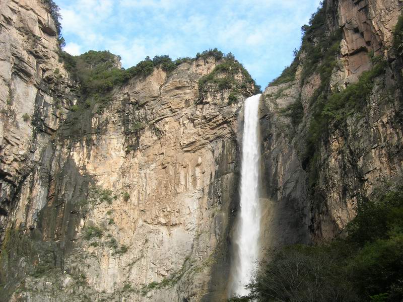 【悲報】絶景で知られた中国の滝、水道管の水で増強されていたと判明