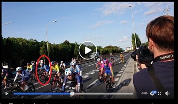 落車に巻き込まれるのはイヤなので集団後方で2