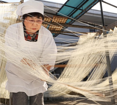 南関そうめん 製めん作業が最盛期 熊本 地域中小飲食店支援活動ブログ 南関そうめん 製めん作業が最盛期 熊本 地域中小飲食店支援活動ブログ