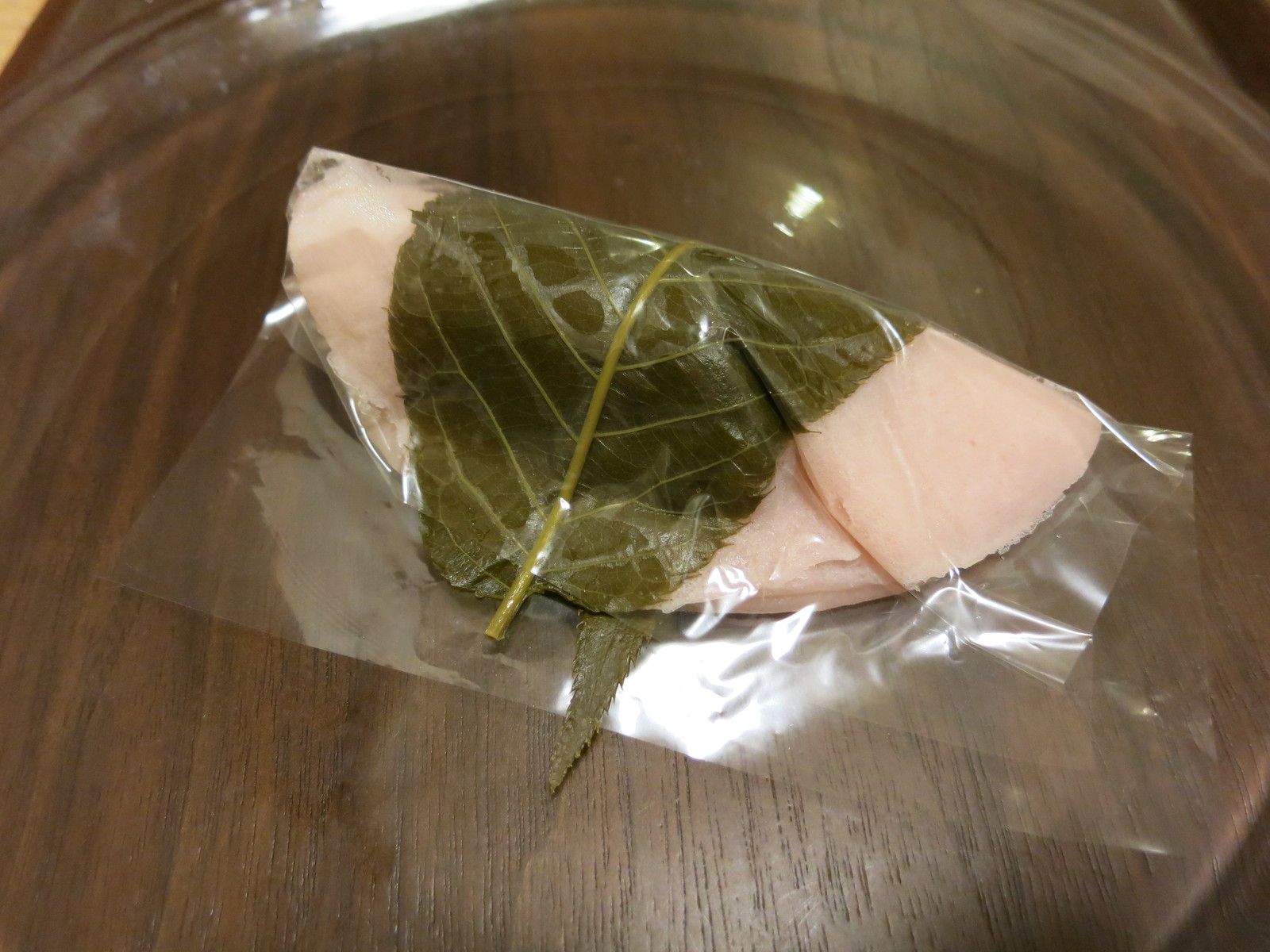 粒あんのさくら餅 岡本堂 平田町 くねくねたべのみあるき