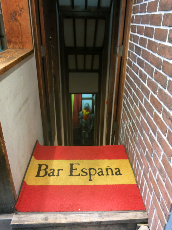 名駅の老舗スペインバル 評判どおりです 553 くねくねたべのみあるき