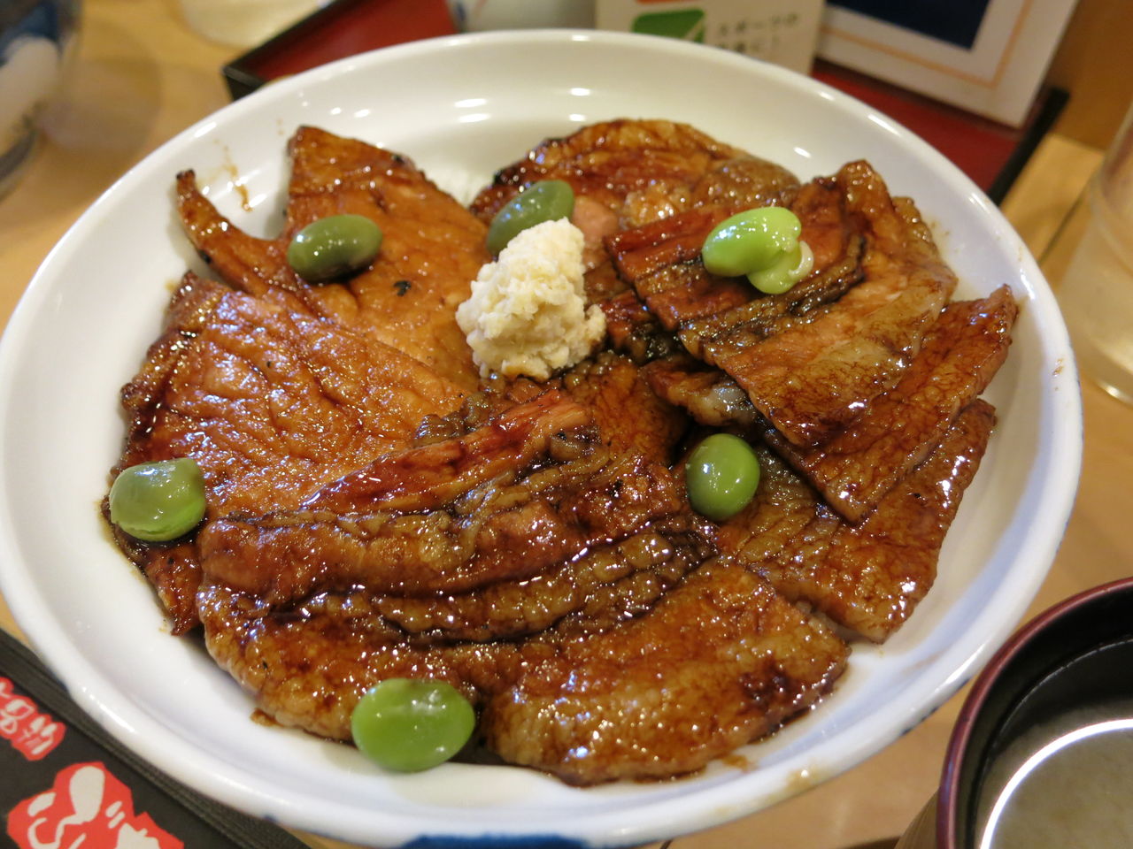 山わさびと枝豆の乗った豚丼 はなとかち くねくねたべのみあるき 山わさびと枝豆の乗った豚丼 はなとかち くねくねたべのみあるき
