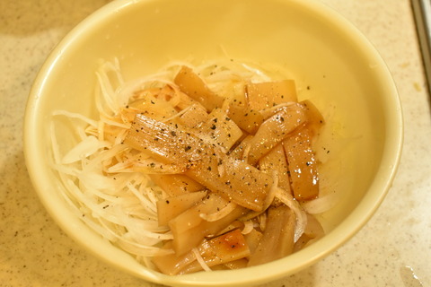 玉ねぎとメンマのサラダ (3)