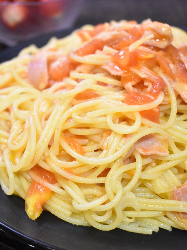 フレッシュトマトとベーコンのパスタ (1)