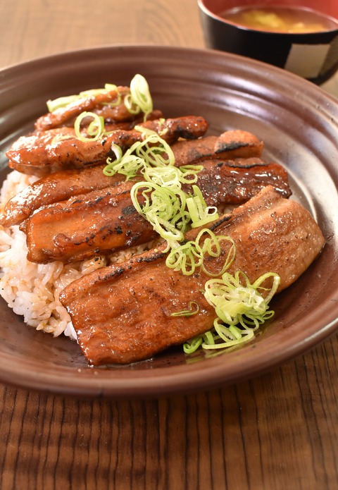 マグロすき身の蒲焼丼 (1)