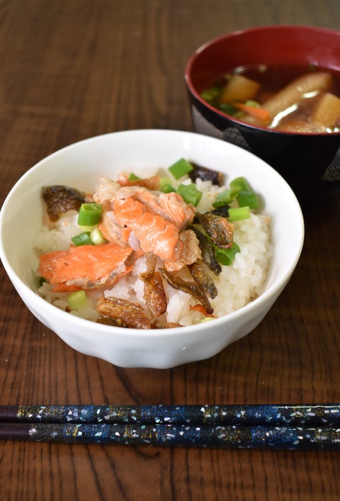 鮭のあらで炊き込みご飯 (1)