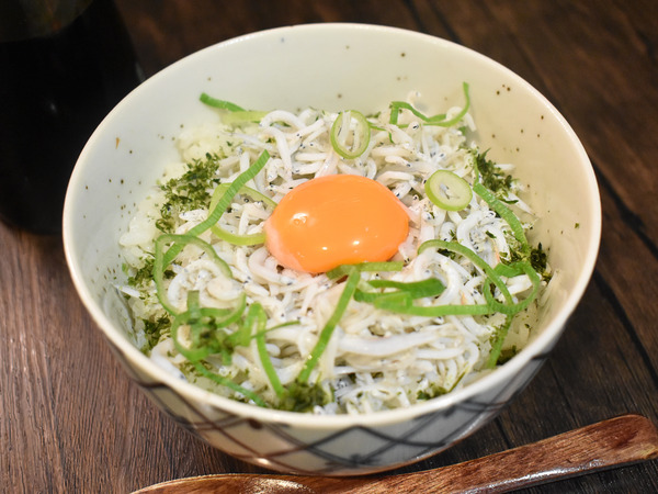 シラス丼卵黄のせ (2)