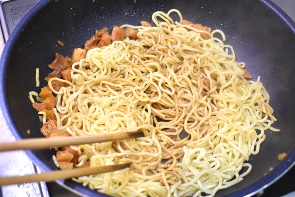 豚あぶらかす焼きそば (4)