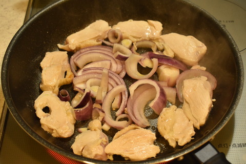 鶏むね肉と紫玉ねぎのカレー炒め (5)